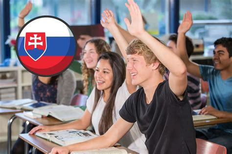 Študenti v modernej učebni pre vykurovacie a stavebnoinštalačné zariadenia, s panelmi a počítačovým ovládaním