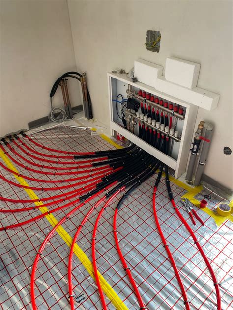 Schéma fungovania elektrického podlahového kúrenia: vykurovacie vodiče, izolačná vrstva a nášľapná podlaha