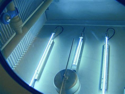 Ilustrácia principu fungování nepřímého germicidního UV žiariče