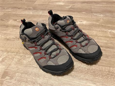Detailný pohľad na turistickú topánku Merrell Moab Ventilator so zameraním na sieťovaný zvršok a robustnú podrážku