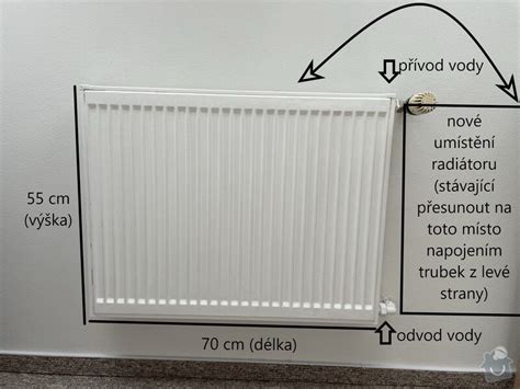 Detailní pohled na přístup k radiátoru topení pod palubní deskou.