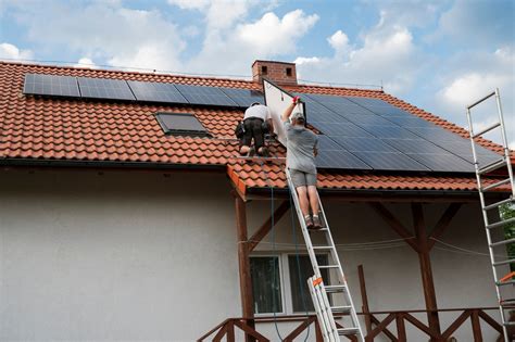Fotografia profesionálnej inštalácie solárnych panelov na streche