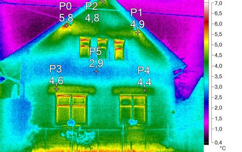 termovízna fotografia budovy ukazujúca miesta úniku tepla (tepelné mosty)