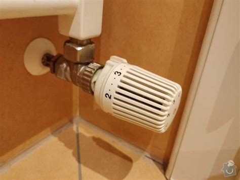 Detailná fotografia termostatického ventilu na radiátore