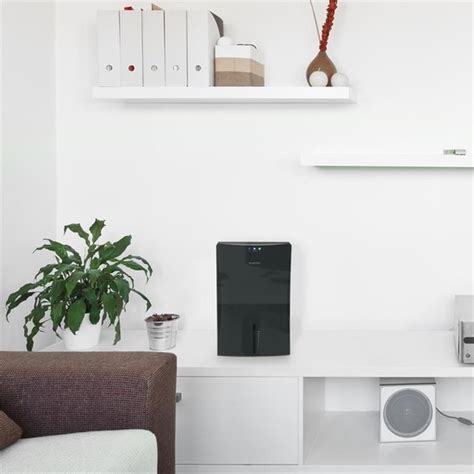 Detailný záber na elegantný a kompaktný dizajn odvlhčovača Klarstein Drybest 2000 2G v interiéri