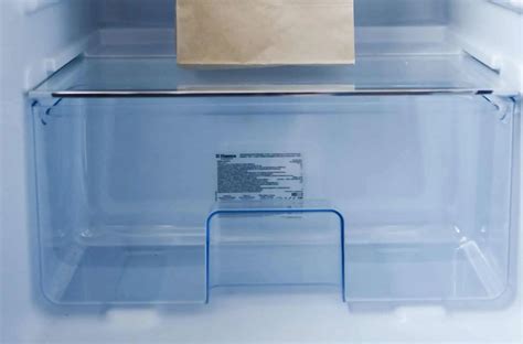 Detail odtokového otvoru na zadnej stene chladničky