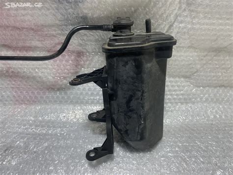 Nádobka s jedlou sódou alebo aktívnym uhlím v chladničke