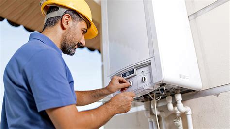 Autorizovaný servisný technik vykonávajúci kontrolu plynového kotla