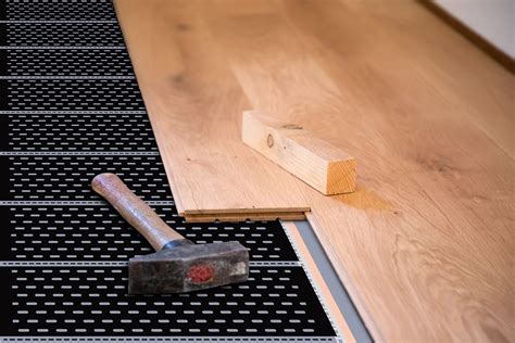 schéma inštalácie vykurovacej fólie pod plávajúcu podlahu s vyznačenou výškou 7 mm