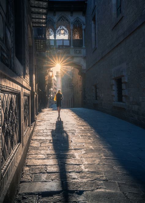 Tematická fotografia: človek trpiaci horúčavou v interiéri