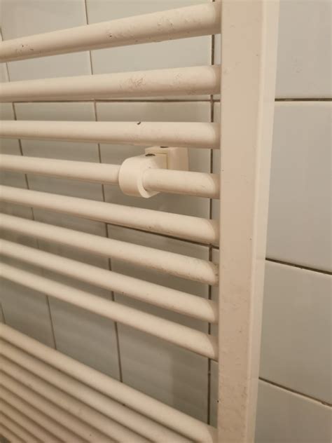 Detailný záber na povrchovú úpravu bieleho matného kúpeľňového radiátora.
