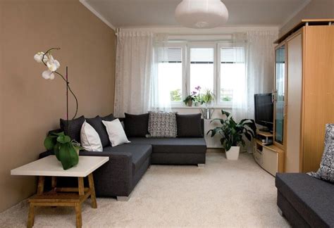 Ilustračná fotografia modernej obývačky s nainštalovanou klimatizačnou jednotkou