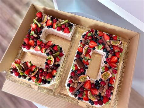 Torta v tvare vojenského lietadla, detaily kamufláže a symboly