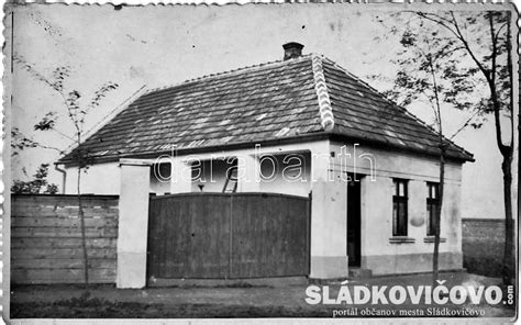 Ilustračná fotografia rodinného domu s plynovým zásobníkom v záhrade