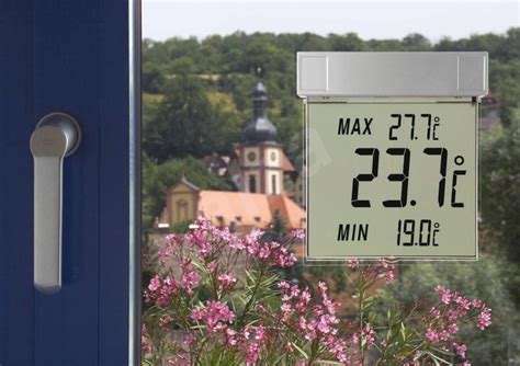 Digitálny okenný teplomer EMOS RST 01278 pripevnený na okne