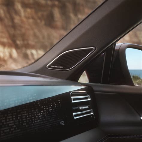 detail interiéru automobilu so zameraním na výduchy klimatizácie