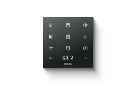 Ilustrácia moderného inteligentného termostatu Loxone Touch na stene