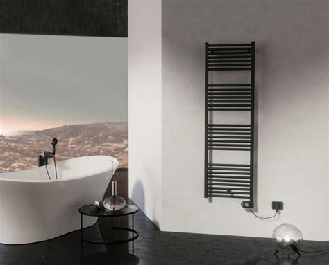 Ilustračná fotografia rôznych dizajnových elektrických radiátorov do kúpeľne.