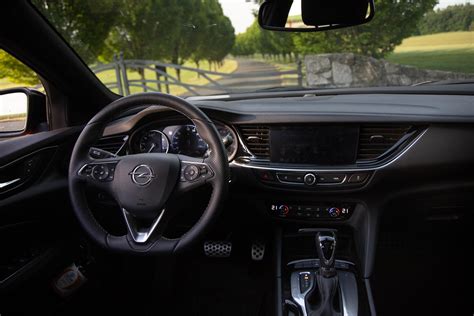 Interiér Opel Insignia s koženými sedadlami a navigáciou