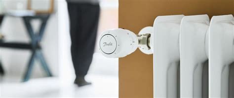 Ilustrácia rôznych typov radiátorových ventilov a termostatických hlavíc.