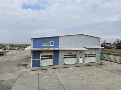 Fotografia polyfunkčnej budovy s inštalovaným systémom kapilárnych rohoží.