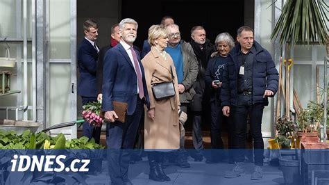interiér prezidentskej vily na Slavíne s prachom a opadávajúcou omietkou