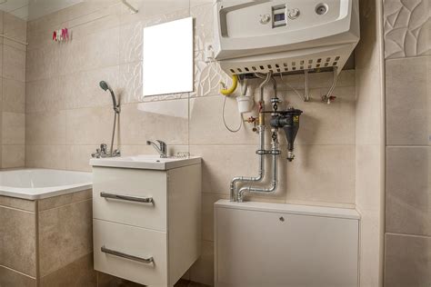 fotografia moderného závesného kondenzačného plynového kotla v kuchyni