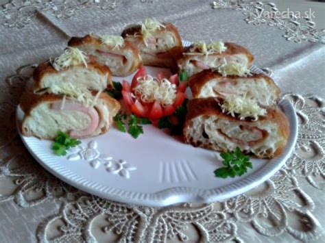 Ilustračná fotografia sviatočného stola s údenou šunkou