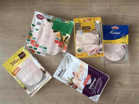 Porovnanie vákuovo balenej a čerstvo krájanej šunky
