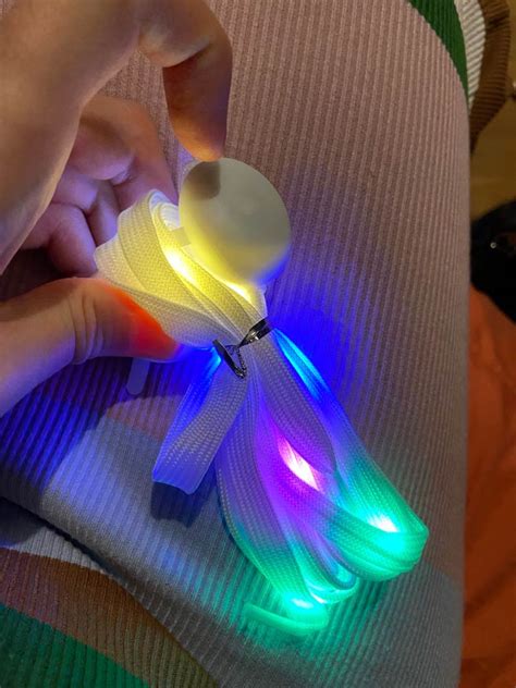 Fotografia snímača Airsens-VOC s farebnými LED indikátormi.