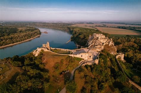 farebné rozdiely v murive hradu Devín po sanácii