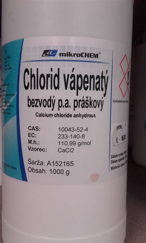Schéma fyzikálneho procesu pohlcovania vlhkosti kryštálikmi (napr. chlorid vápenatý), ktoré menia vlhkosť na roztok.