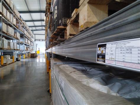 Detailná fotografia rôznych druhov stavebného materiálu v sklade