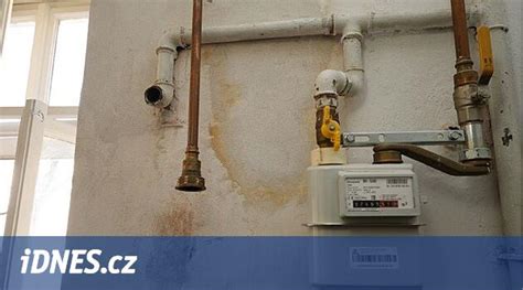 Detailní pohled na plastovou přírubu a termostat