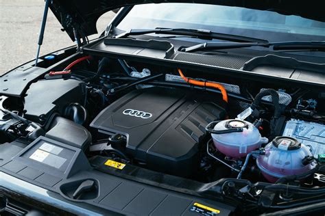 Detailný pohľad na odvzdušňovaciu skrutku chladiaceho systému pod čelným sklom Audi A6 C6