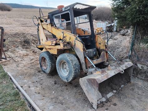 Tematické foto nakladača UNC 060 v práci