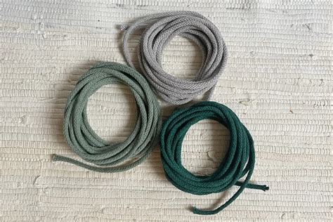 Ilustračná fotografia rôznych priemerov tesniacich šnúr zo skleneného vlákna.