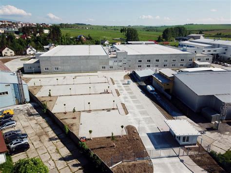 Archívna fotografia výrobného závodu z raných rokov prevádzky.