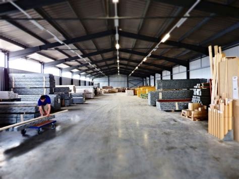 Moderné výrobné haly spoločnosti s rozložením produkcie.