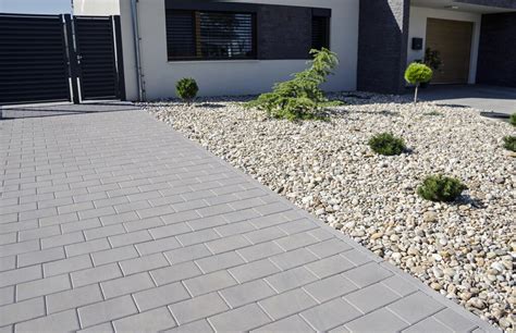 cesta k Domu smútku pred a po rekonštrukcii