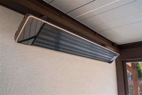 infrazářič UFO namontovaný na stěně