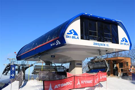 Moderná šesťsedačková lanovka v Ski Bílá s vyhrievanými sedadlami a ochrannými krytmi.