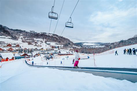 Zjazdovky v Ski Park Gruň s výhľadom na okolitú prírodu.