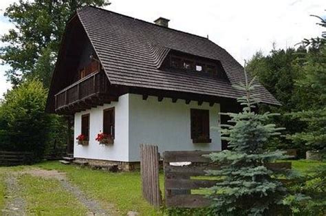 Valašská chata s výhľadom na svahy v Ski areáli U Sachovy studánky.