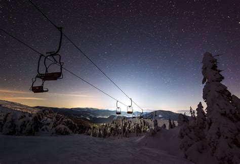 Osvetlená zjazdovka v Ski areáli Kubiška umožňujúca večerné lyžovanie.