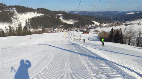 Široká hlavná zjazdovka v Lyžařskom vleku Visalaje.