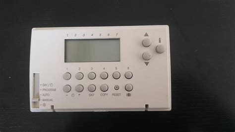 Detailný pohľad na digitálny termostat Honeywell s programovateľným rozhraním