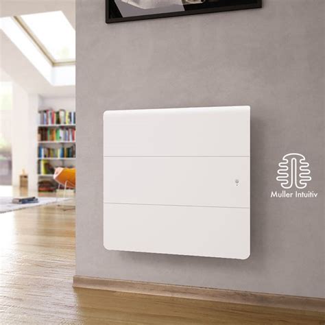 Štýlový infračervený vykurovací panel na stene obývacej izby.