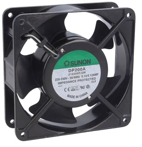 Schéma znázorňujúca prúdenie vzduchu cez axiálny ventilátor namontovaný v stene