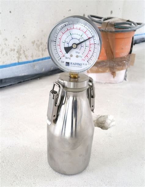 Detailný pohľad na CM prístroj a proces merania zbytkové vlhkosti.